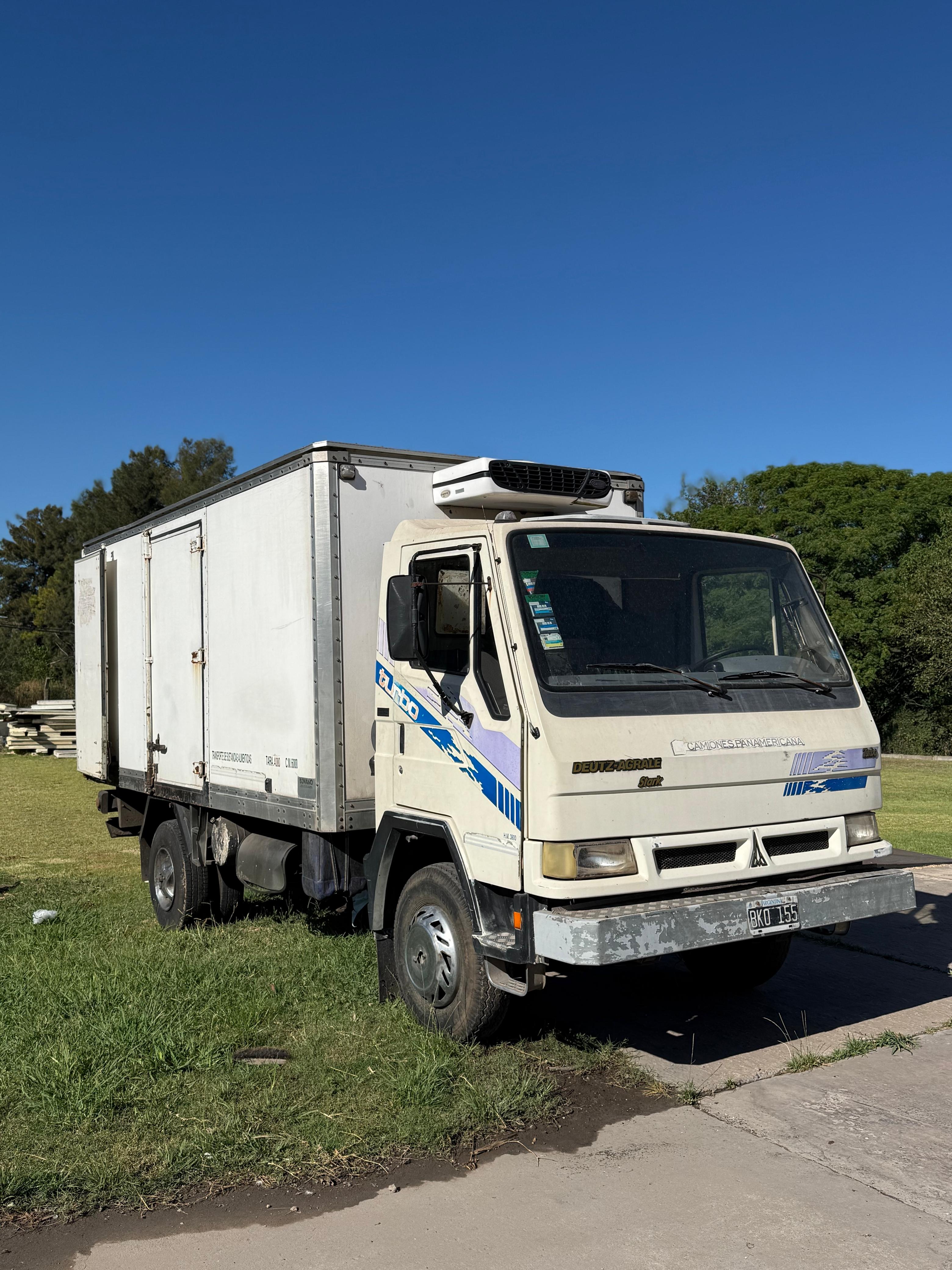 Camión de reparto refrigerado
